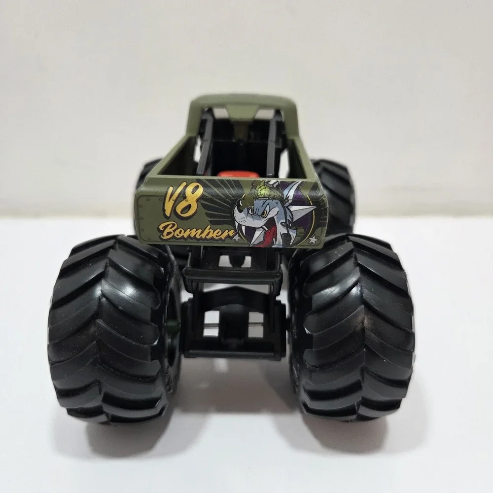 Hot Wheels Monster Jam Trucks V8 BOMBER 1:24 SCALE Truck Vehicle Used